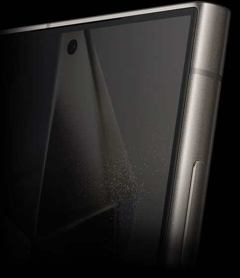 لقطة مقرّبة لشاشة عرض هاتف Galaxy S24 Ultra بزاوية بسيطة لعرض الجوانب.