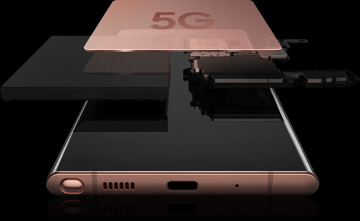 A parte inferior do Galaxy Note20 Ultra 5G surge num ângulo extremo para exibir a porta de carregamento, o altifalante e o suporte da S Pen. A flutuar por cima do ecrã surgem peças de hardware com um chip bronze que diz 5G no ponto mais alto.