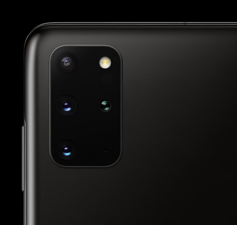 Imagem aproximada da câmara traseira do Galaxy S20 plus em preto cósmico