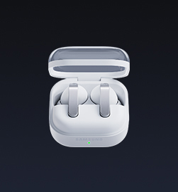 Un par de Galaxy Buds4 Pro en color White acoplados en el Estuche de carga.