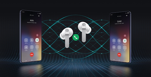 Dos smartphones Galaxy a cada lado con un par de Galaxy Buds4 Pro en color White en el centro. Entre los auriculares hay un ícono de llamada telefónica. En la pantalla de llamada, el smartphone de la izquierda muestra el nombre “Ava”, y el de la derecha, el nombre “Sam”. En el fondo, se ven múltiples ondas que muestran la función de Llamada superclara, disponible en los Galaxy Buds4 Pro.
