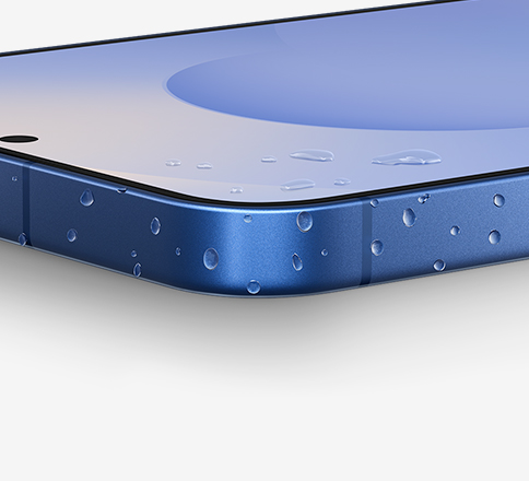 Prim-plan al coltului Galaxy S25 plus, cu picaturi de apa pe cadrul de aluminiu.