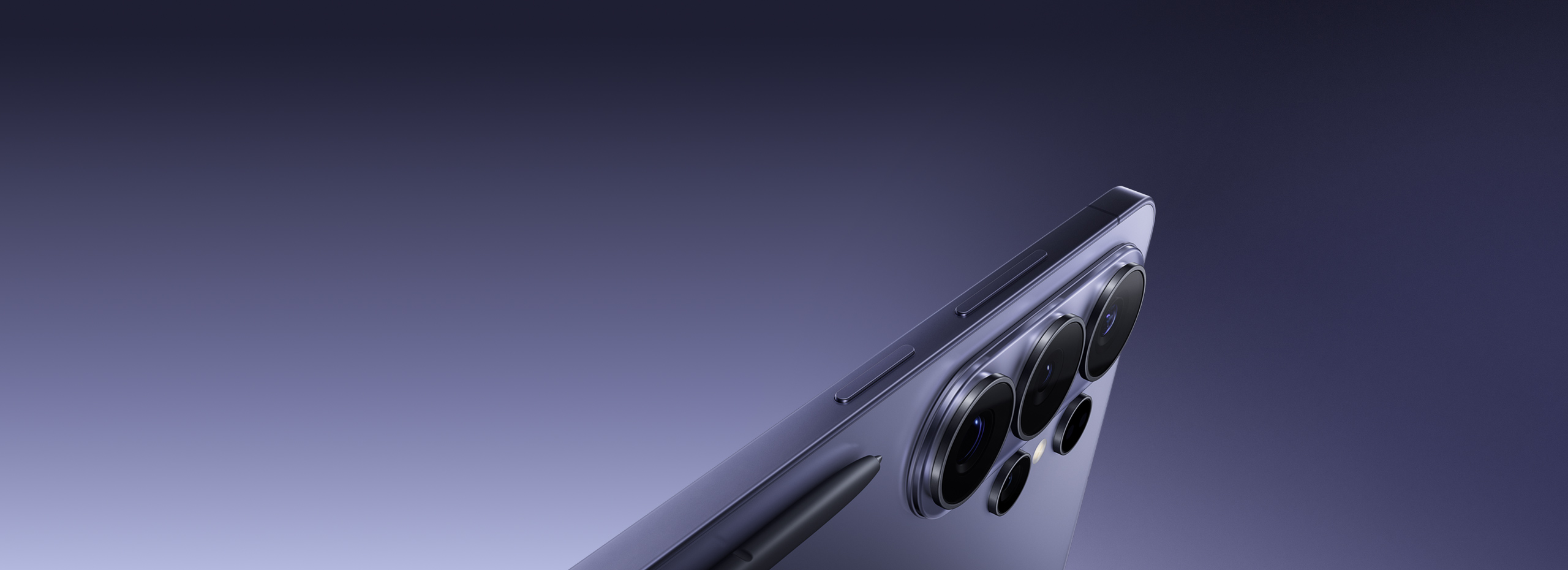 Prim-plan cu colțul Galaxy S26 Ultra în culoarea Cobalt Violet, care afișează lentilele camerei este văzut. S Pen este văzut în fața dispozitivului. Galaxy AI.