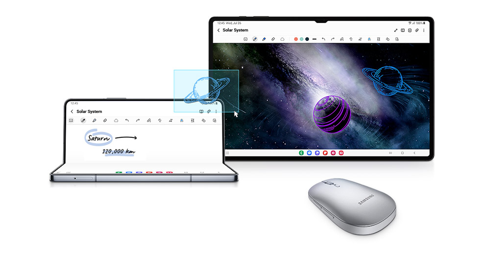 Un mouse este folosit pentru a trage o imagine intre Galaxy Z Fold5 in Flex Mode si un document pe Galaxy Tab S9 Ultra.
