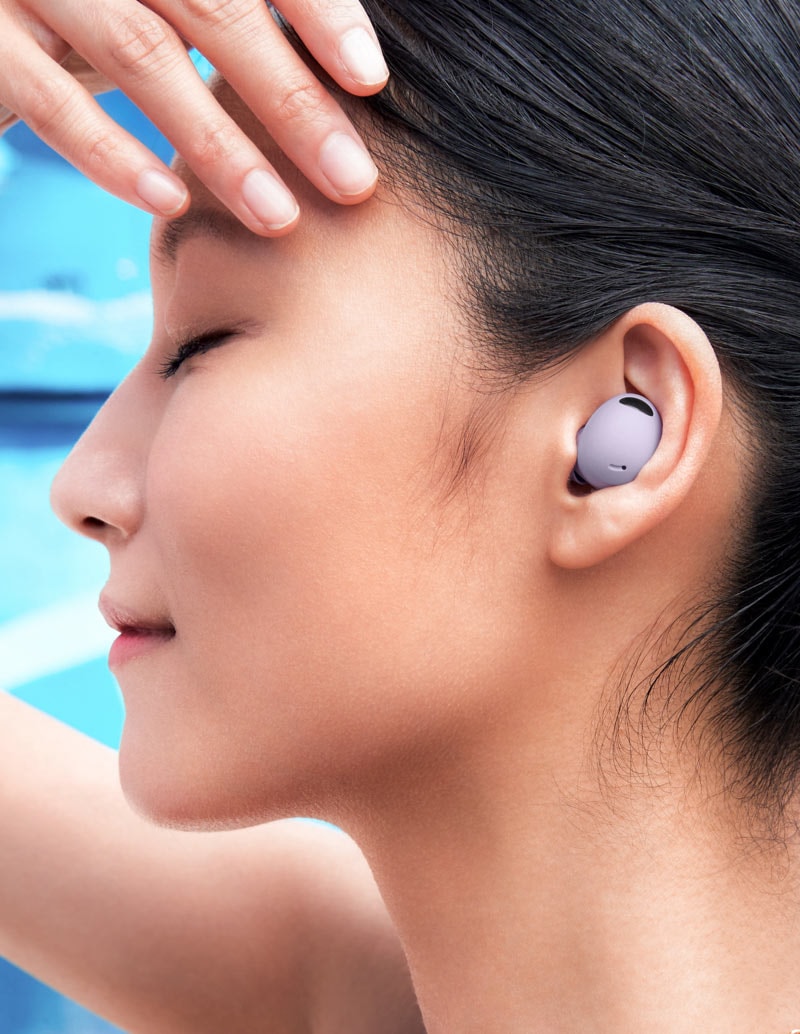 Stilizovan prikaz uha žene u kome se nalazi Buds2 Pro slušalica.