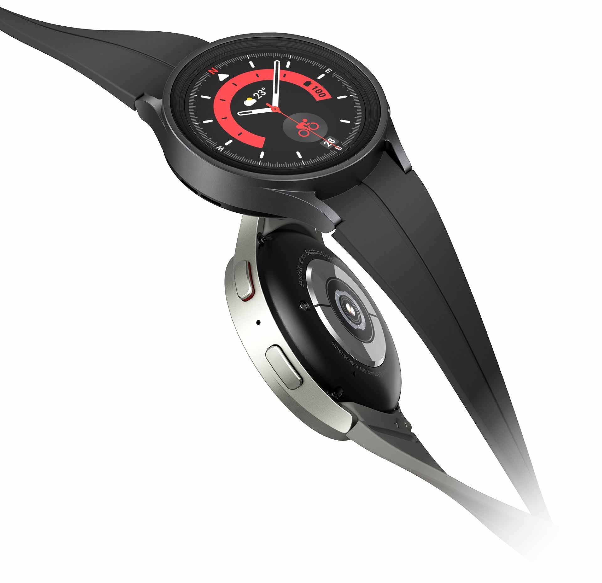 Dva međusobno spojena Galaxy Watch5 Pro sata. Crni Galaxy Watch5 Pro sat koji se nalazi gore prikazuje vreme na licu sata, dok se na donjem, sivom Watch5 Pro satu vide bočni dugmići, a ispod sata se nalazi integralno kolo Bio senzora.