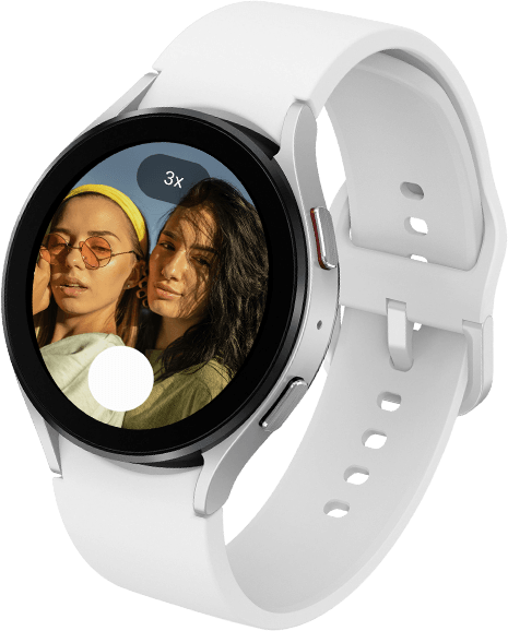 Galaxy Watch5 seen from the display. On the display is a preview of a selfie with 3x zoom and a shutter button.