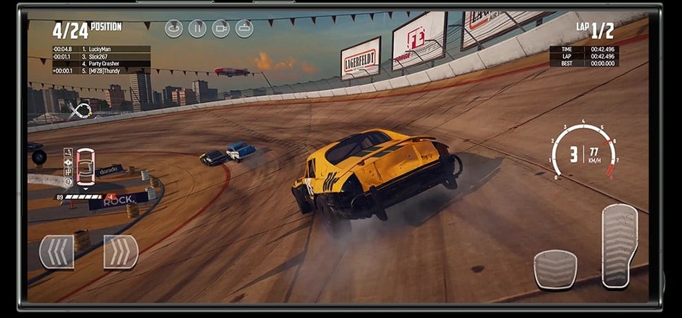 Snimak iz trkačke video-igrice. Detalji na stazi su jasni, a sadržaj je tečan.