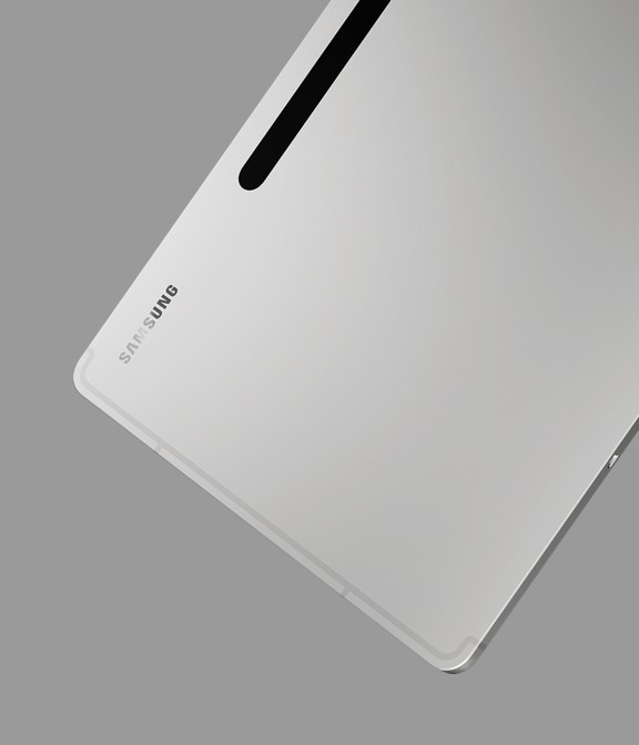 Galaxy Tab S8+ в серебристом цвете показан с задней и боковой части корпуса, чтобы продемонстрировать его тонкий дизайн.