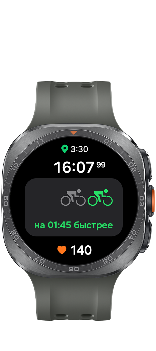 Galaxy Watch Ultra2 в цвете Серый Титан с перфорированным ремешком Оливкового цвета показаны фронтально, на дисплее отображается экран функции Гонка. Фигурка велосипедиста, отражающая текущий темп, находится впереди фигурки, обозначающей прошлый рекорд, отображается надпись: Опережение на 01:45. Также показаны время, время заезда и текущий пульс.