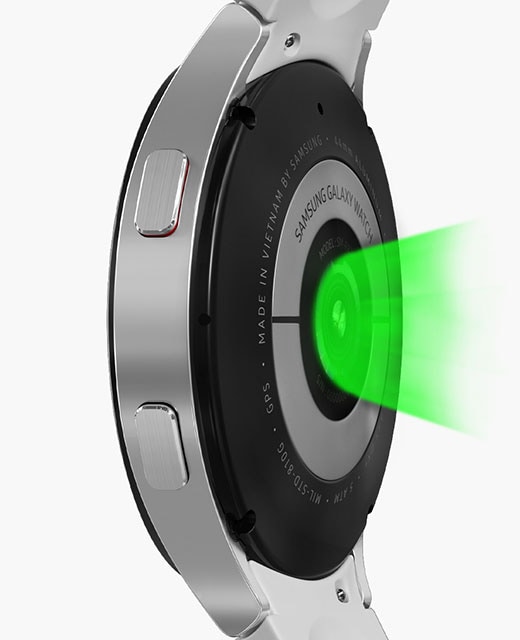 Нижняя часть датчика устройства Galaxy Watch4, который измеряет кровяное давление, выделена, а затем выделен датчик, измеряющий ЭКГ.