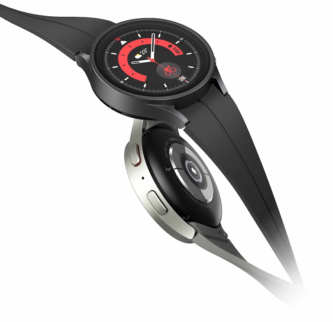 Два устройства Galaxy Watch5 Pro пересекаются друг с другом. Сверху находится черный Watch5 Pro в цвете Чёрный титан, снизу находится серый Galaxy Watch5 Pro в цвете Серый Титан, демонстрирующий боковые кнопки и датчик Bio снизу.