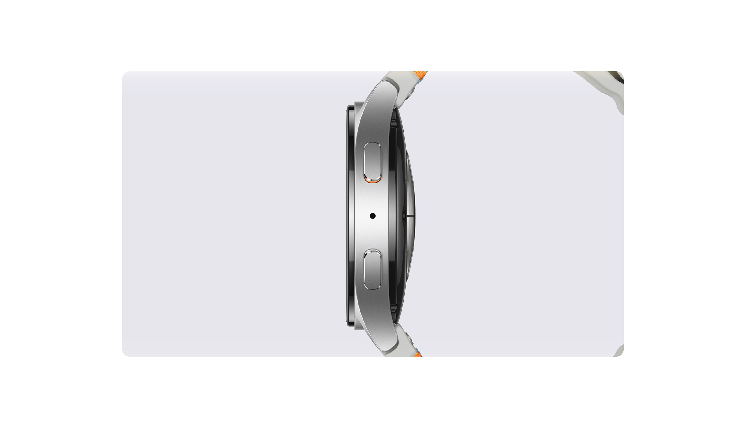 Сравнение смарт часов Samsung Galaxy Watch 7 и Galaxy Watch 8 в профиль позволяет сравнить толщину двух устройств. Когда открывается полный вид на новые премиальные Galaxy Watch8, становится видно, что они закреплены белым спортивным ремешком, застегнутым на петлю. Затем Galaxy Watch8 слегка поворачивается, демонстрируя свой циферблат.