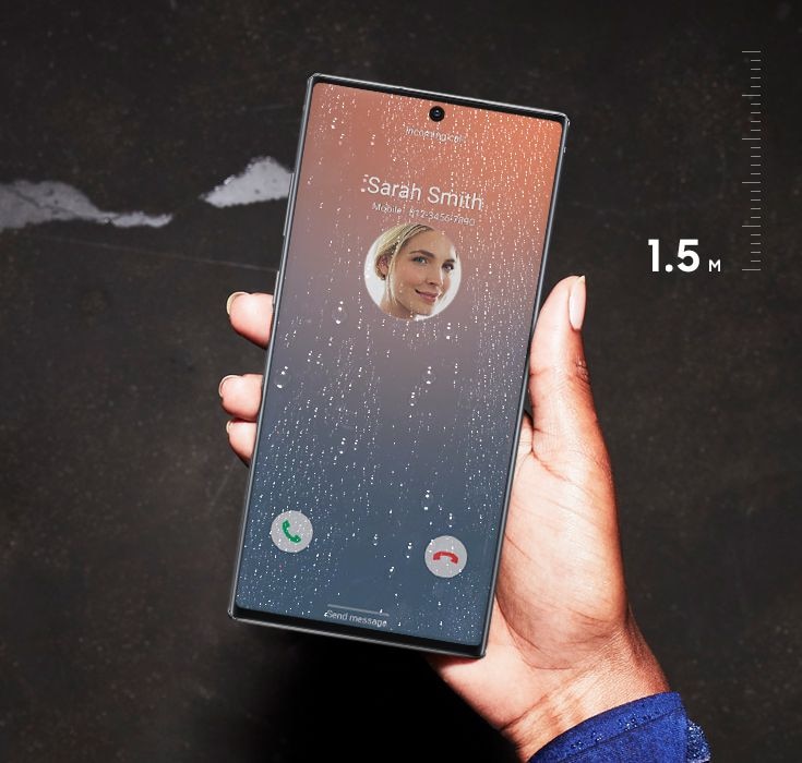 Женщина держит в руке Galaxy Note10 plus с входящим звонком от Сары Смит на экране. Изображение экрана с каплями воды на нем. Рядом изображение, иллюстрирующее, что телефон выдерживает погружение в воду на глубину 1,5 м, поскольку он сертифицирован по стандарту IP68.