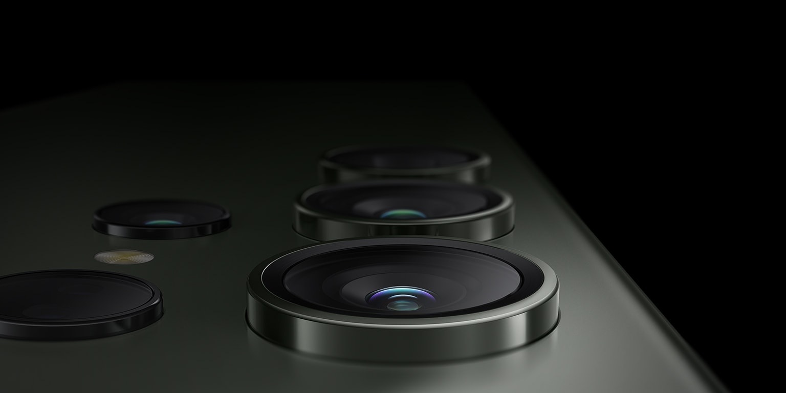 Задняя камера Galaxy S23 Ultra под большим углом.