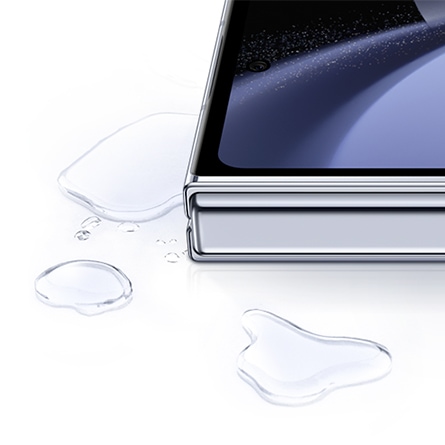 Galaxy Z Fold5 с капельками воды вокруг крупным планом.
