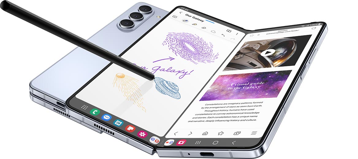 В кадре два Galaxy Z Fold5: один сложен и показан сзади, другой открыт с основным экраном в кадре. На основном экране открыты два окна: в одном — приложение заметок, где рисуют наведенным на экран S Pen, в другом запущен интернет-браузер.