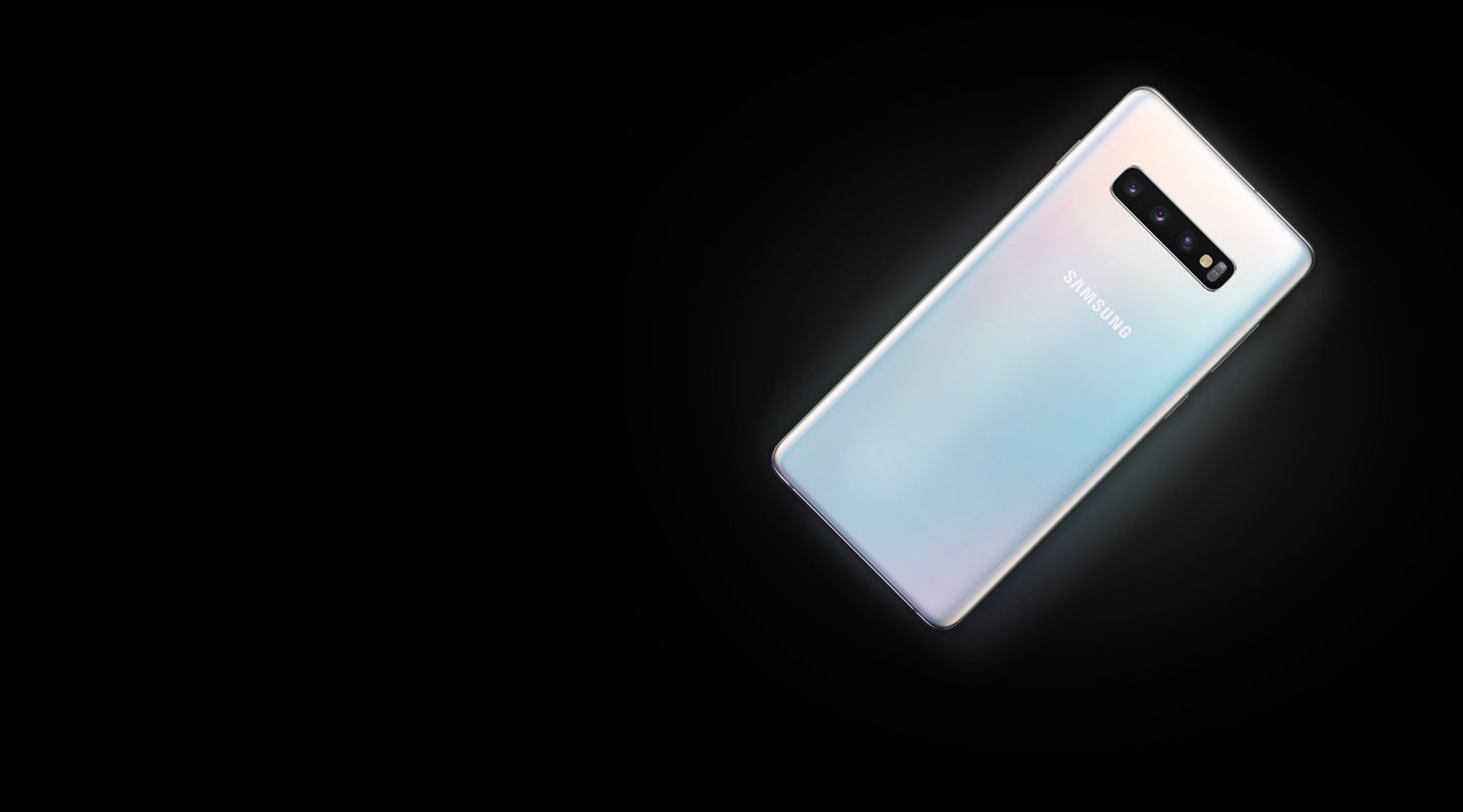 عرض هاتف Galaxy S10 plus وهو ملقى على ظهره بزاوية 45 درجة. وبمجرد التمرير يظهر هاتف آخر من نوع Galaxy S10 plus فوق الهاتف الأول. كما يظهر رمز الشحن ليعرض خاصية PowerShare اللاسلكية. وبمواصلة التمرير تظهر ساعة Galaxy Watch Active التي يتم شحنها من خلال هاتف Galaxy S10 plus.