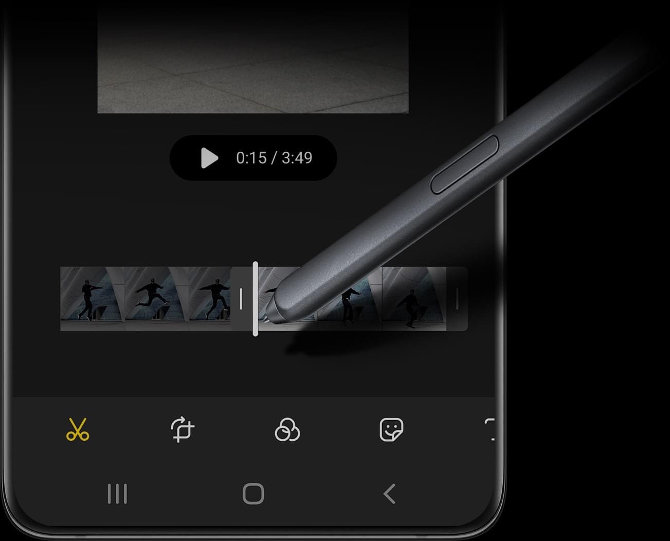 عرض قلم S Pen وهو مستخدم في هاتف Galaxy S21 Ultra 5G حيث تعرض شاشته واجهة المستخدم الغرافيكية لخاصية تحرير الفيديو.