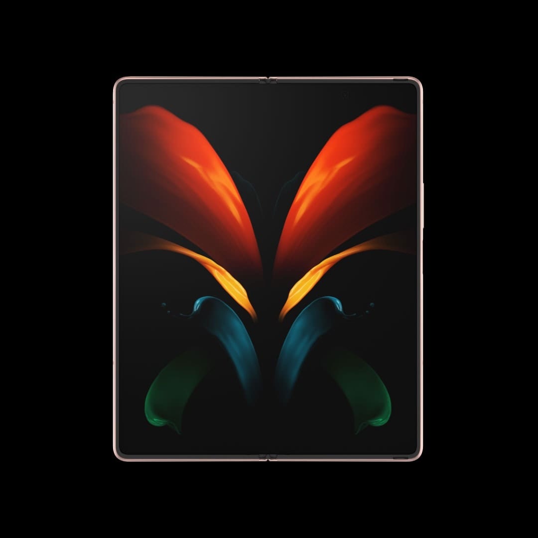 لقطة أمامية لهاتف Galaxy Z Fold2 بلون برونزي مستيك وهو مطوي مع ظهور صورة خلفية للفراشة على شاشة الغلاف. يتم فرد الهاتف ليكشف عن الشاشة الرئيسية التي تعرض نفس صورة الخلفية. يدور الهاتف ويطوي قليلاً بهدف عرض زاوية الوضع المرن مع عرض نفس صورة الخلفية.