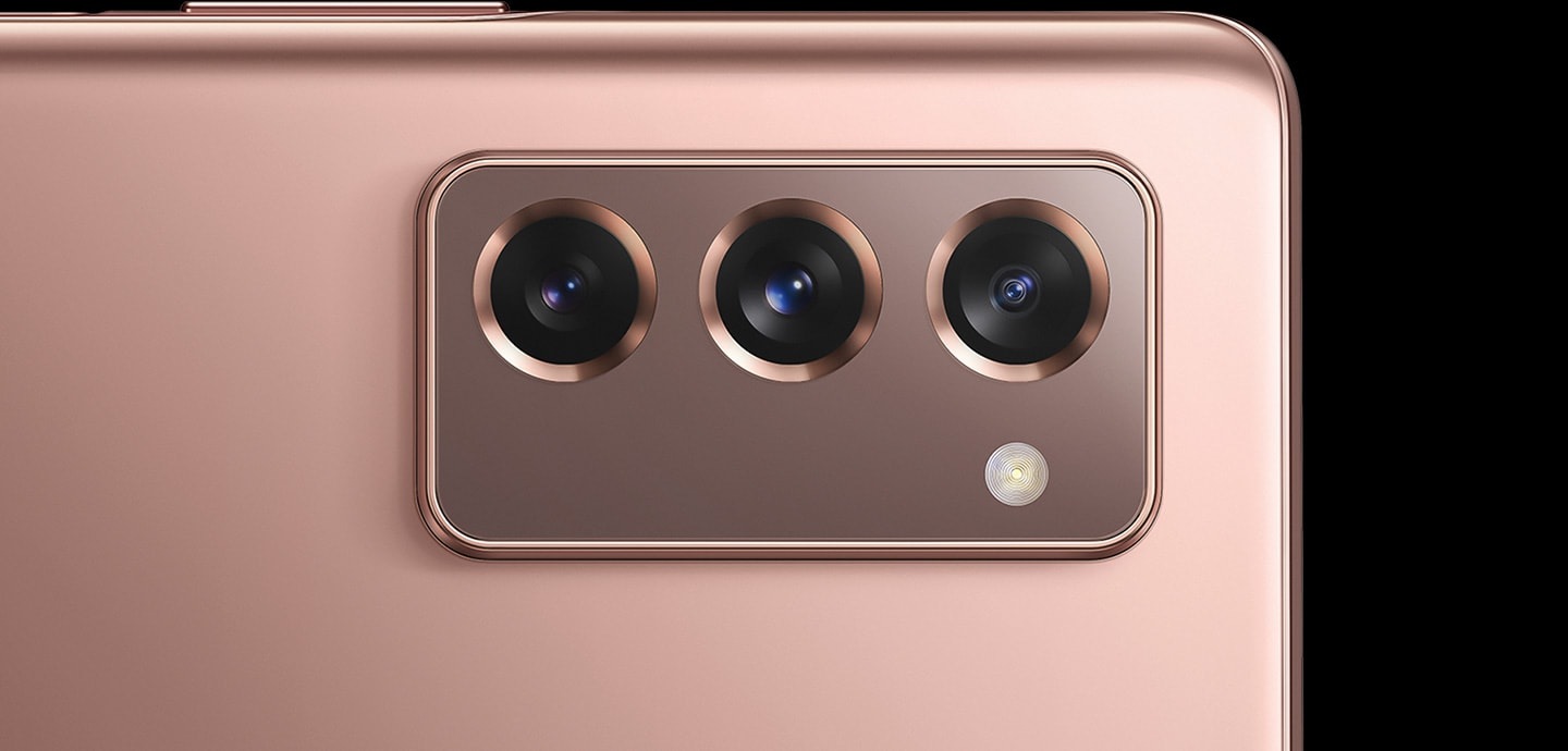 ثلاث كاميرات خلفية على هاتف Galaxy Z Fold2 بلون برونزي مستيك