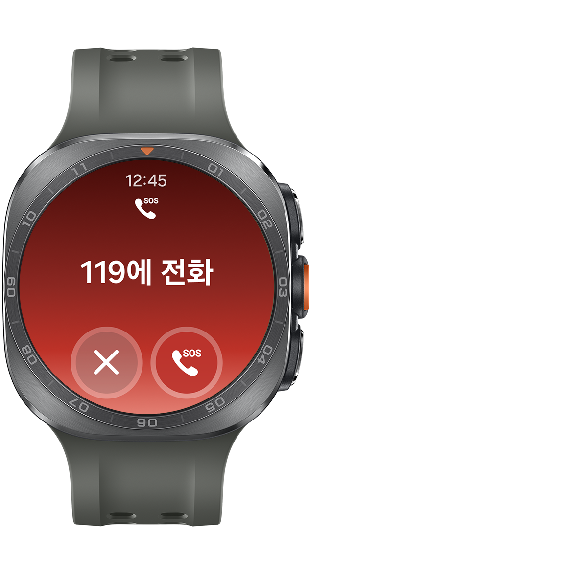 올리브 색상의 마린 밴드를 장착한 티타늄 실버 색상의 갤럭시 워치 울트라2의 모습입니다. 상단에는 시간과 SOS 호출 기능, 중앙에는 ‘119에 전화’라는 문구가 있고 하단에는 취소 버튼과 SOS 호출 버튼이 표시되어 있습니다. 긴급 SOS 기능은 홈 버튼을 5번 누르면 활성화됨을 표현합니다.