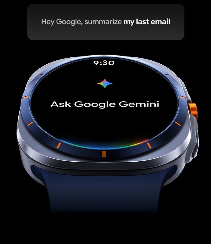 Rahlo nagnjena Galaxy Watch Ultra z uro 9:30, besedilo »Vprašajte Google Gemini na zaslonu«. Nad napravo je besedilno polje, ki kaže, da uporabnik uporablja funkcijo Google Gemini, ki je na voljo na Galaxy Watch Ultra. V besedilnem polju piše: »Hej, Google, povzemi moje zadnje e-poštno sporočilo.« Logotip Google Gemini je prikazan na dnu.