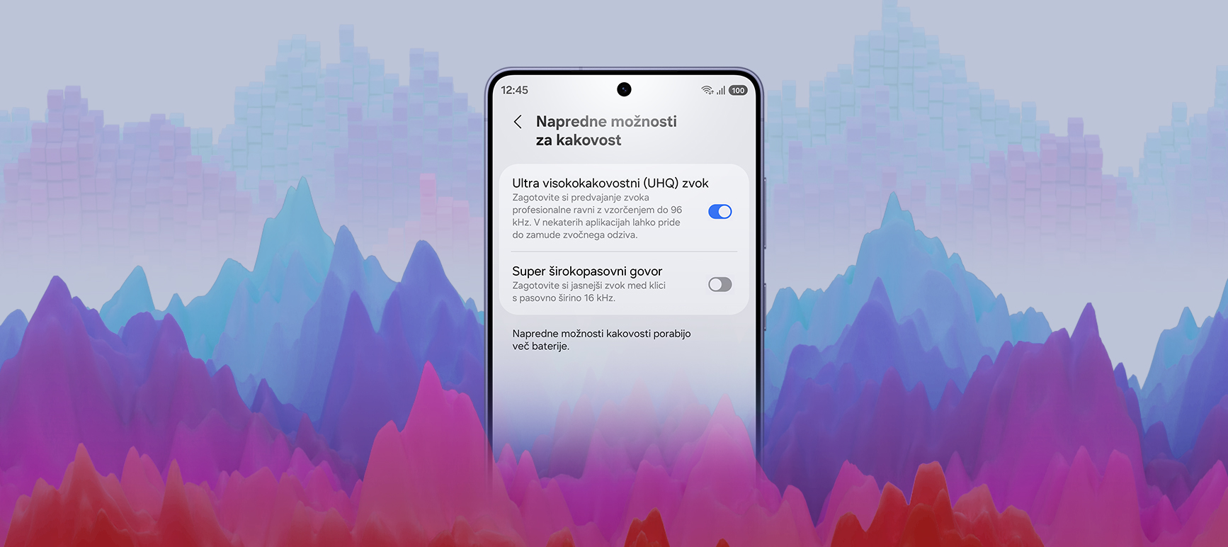 Galaxy pametni telefon z odprtim zaslonom »Napredne možnosti kakovosti«. Na zaslonu je vklopljena možnost »ultra visokokakovostni (UHQ) zvok« in izklopljena možnost »super širokopasovnega govora«. V ospredju zaslona je par belih Galaxy Buds4 Pro brezžičnih slušalk.