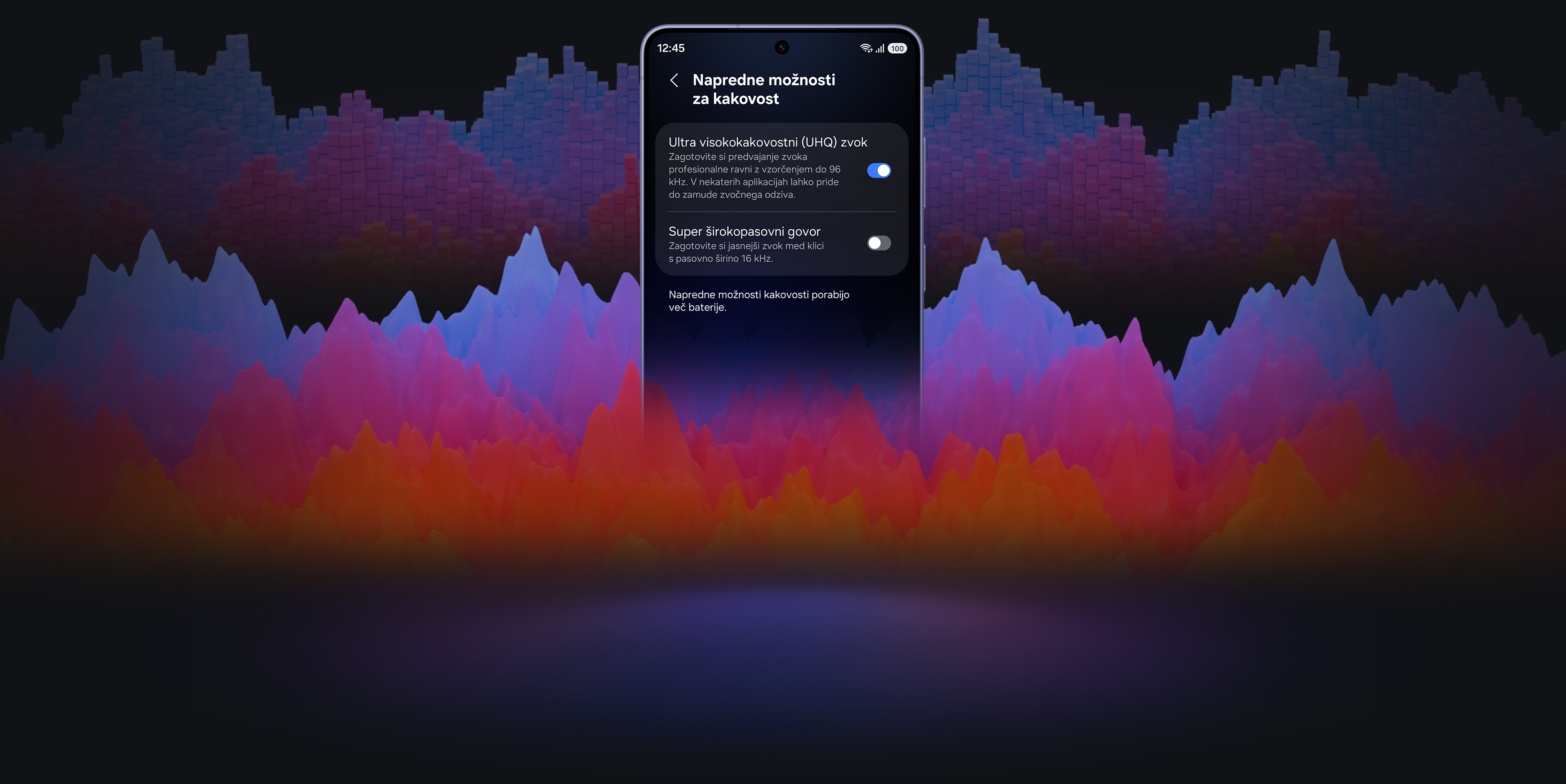 Galaxy pametni telefon z odprtim zaslonom »Napredne možnosti kakovosti«. Na zaslonu je vklopljena možnost »ultra visokokakovostni (UHQ) zvok« in izklopljena možnost »super širokopasovnega govora«. V ospredju zaslona je par belih Galaxy Buds4 Pro brezžičnih slušalk.