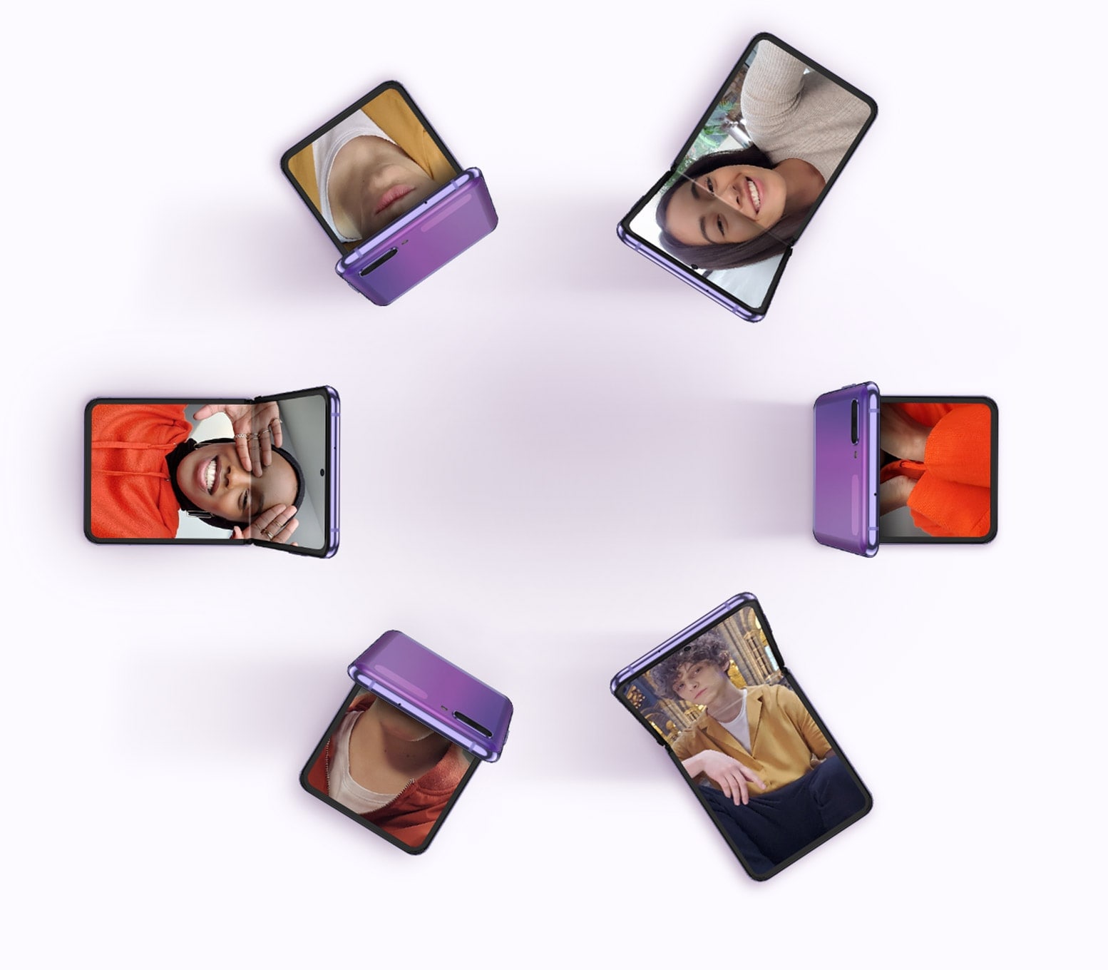 Zračni posnetek šestih zrcalno vijoličnih Galaxy Z Flip mobilnih telefonov, razporejenih v krogu in zloženih pod različnimi koti, z zaslonskimi prikazi selfijev, posnetih z Galaxy Z Flip mobilnimi telefoni