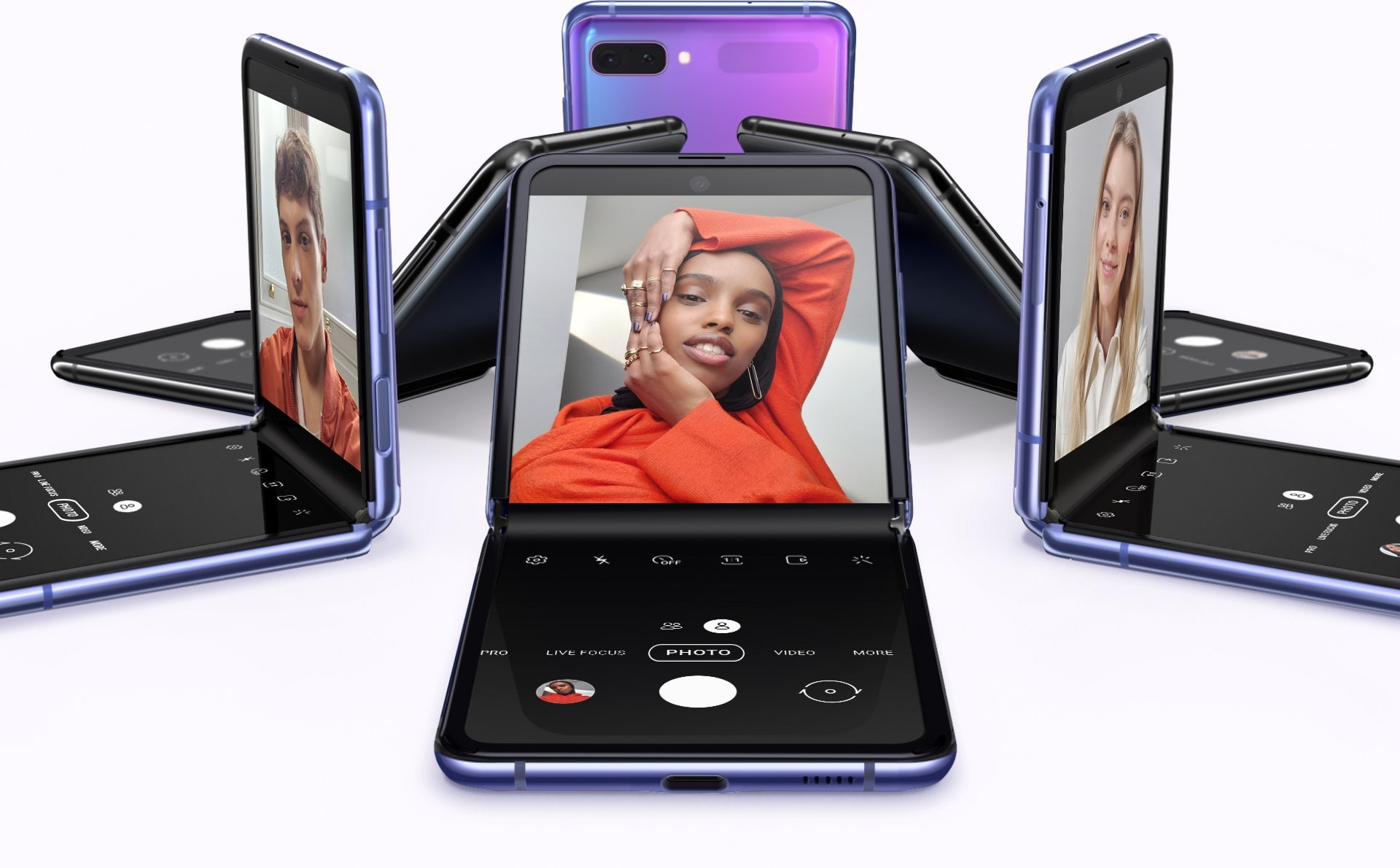 Šesť telefónov Galaxy Z Flip v prevedení Mirror Purple a Mirror Black v rôznych uhloch usporiadaných do kruhu. Jeden z nich má na obrazovke selfie muža, druhý selfie ženy a ďalší má inú selfie inej ženy 
