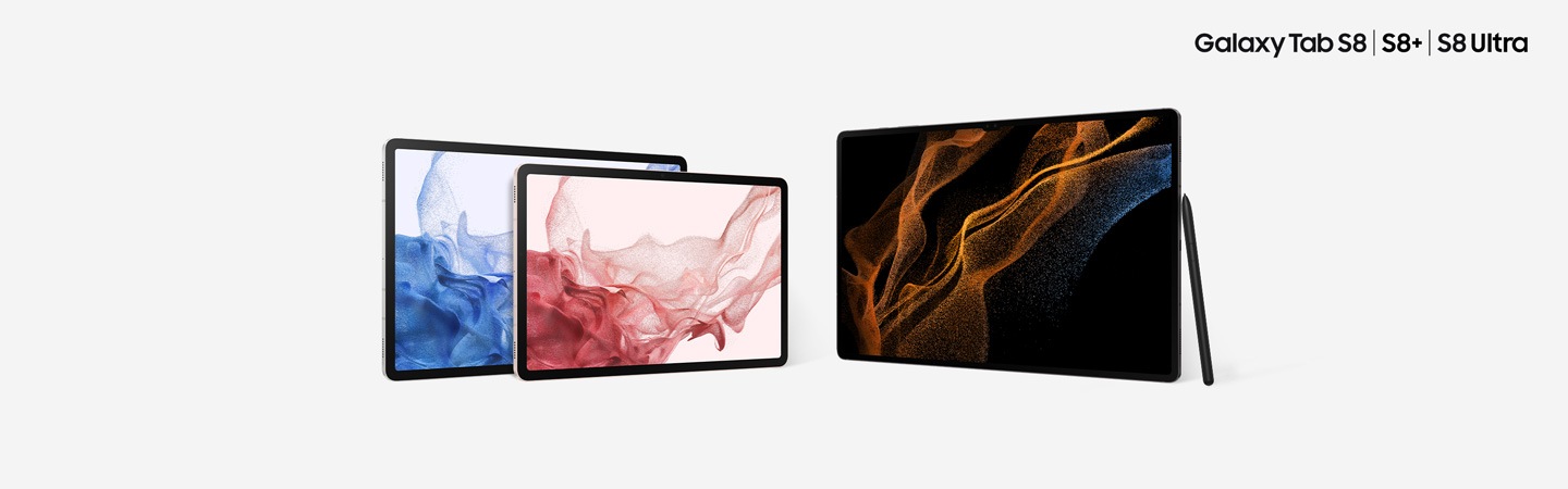 Galaxy Tab S8 ที่มีคลื่นอนุภาคสีแดงแสดงบนหน้าจอซ้อนทับ Galaxy Tab S8+ พร้อมคลื่นอนุภาคสีน้ำเงินที่แสดงบนหน้าจอ โดยหันเข้าหากันเป็นมุมฉาก ทั้งคู่วางซ้อน Galaxy Tab S8 Ultra ด้วยคลื่นอนุภาคสีเข้มที่แสดงบนหน้าจอและหันหน้าไปทางซ้ายในมุมหนึ่ง พิงกับมันคือ S Pen ด้านบนขวามือเขียนชื่อ "Galaxy Tab S8 | S8+ | S8 Ultra"