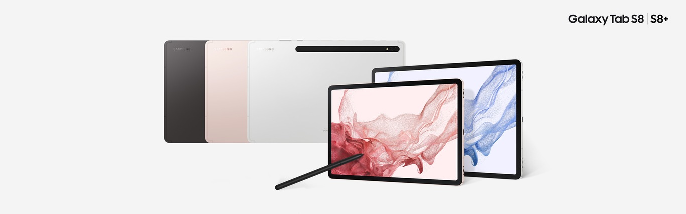 Galaxy Tab S8 ที่มีคลื่นอนุภาคสีแดงแสดงบนหน้าจอซ้อนทับ Galaxy Tab S8+ ที่มีคลื่นอนุภาคสีน้ำเงินแสดงบนหน้าจอ โดยหันเข้าหาซ้ายเป็นมุมฉาก โดยมี S Pen วางทับอุปกรณ์ด้านหน้า วางซ้อน Galaxy Tab S8/S8+ สามตัวโดยให้ด้านหลังหันไปข้างหน้าในลำดับสีต่อไปนี้จากซ้ายไปขวา: เทาเข้ม พิงค์โกลด์ และเงิน ด้านบนขวามือเขียนชื่อ "Galaxy Tab S8 | S8+"