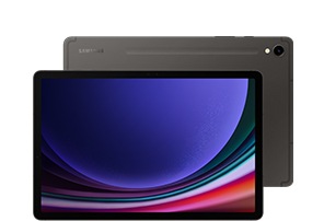 Graphite rengi bir Galaxy Tab S9, ekranında mavi bir duvar kağıdıyla önden görülüyor. Arkasında, Graphite rengi başka bir Galaxy Tab S9 Ultra arkası dönük olarak ve Samsung logosu görünecek şekilde gösteriliyor.