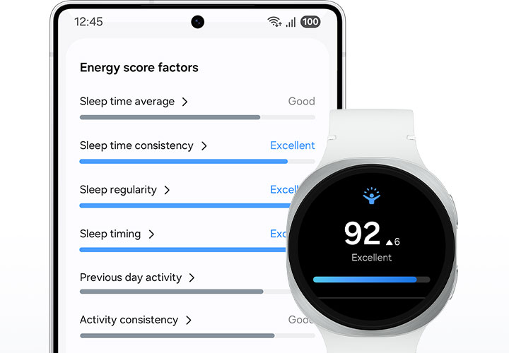 Galaxy Watch8’in saat kadranında Enerji Skoru ekranı, Enerji Skoru 92 ve "Mükemmel" ifadesi gösteriliyor. Arka tarafta bir Samsung Galaxy akıllı telefon; ortalama uyku süresi, uyku süresi tutarlılığı, uyku düzeni, uyku zamanlaması, önceki gün aktivitesi ve aktivite tutarlılığı gibi Enerji Skoru faktörleri gösteriliyor.