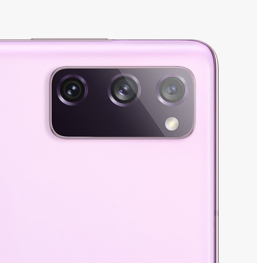 Bulut Eflatunu Galaxy S20 FE’nin arka kamerası.