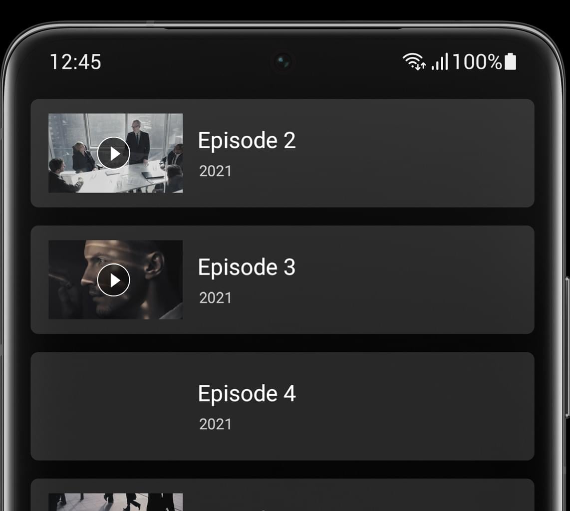 Galaxy S21 Ultra 5G Phantom Silver TV programı indiriyor, 5G'nin hızını gösteriyor.