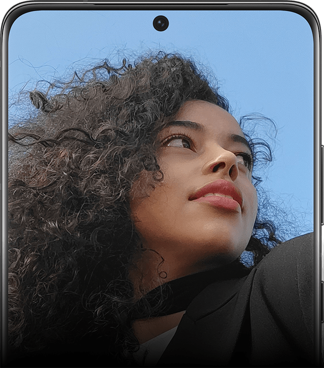 Galaxy S21 Ultra 5G'nin üst kısmı ön yüzeyi görülecek şekilde ekrana geliyor. Ekranda bir kadın resmi bulunuyor ve Selfie Kamerasına vurgu yapılıyor.