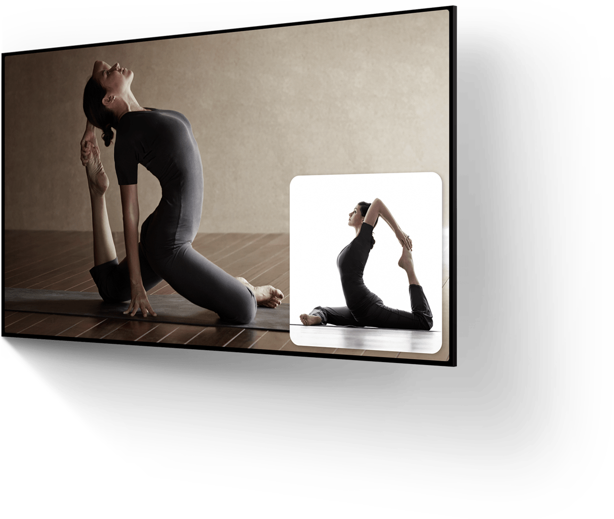 Televizyon ekranında yoga koçu yay pozisyonunda duruyor. Televizyonun köşesinde küçük bir kare içerisinde bir kadının gördüğü hareketleri uyguladığı görülüyor.