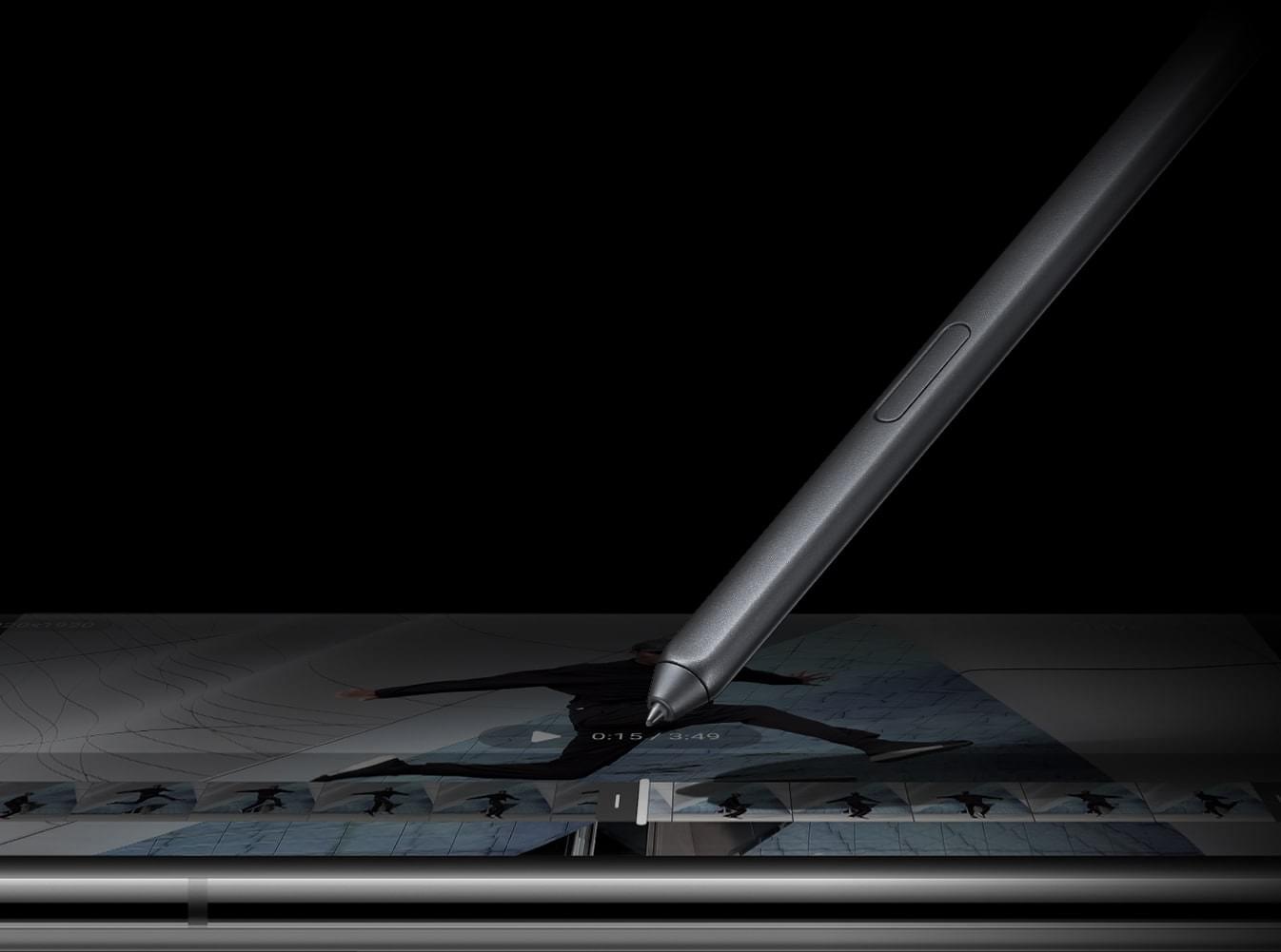 Yandan görünen S Pen Galaxy S21 Ultra 5G üzerinde kullanılıyor. Kullanıcı telefonun video arayüzünde görüntüyü düzenliyor.