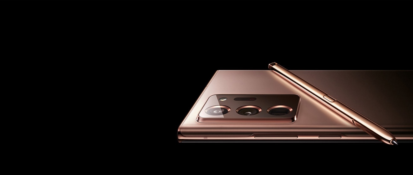 Mystic Bronze renkte Galaxy Note20 Ultra arka taraftan görünür. Aynı renkte S Pen telefonun arkasına yaslı halde görünür.