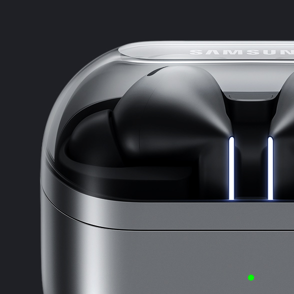 銀河灰的 Galaxy Buds3 Pro，耳機在充電盒裡。