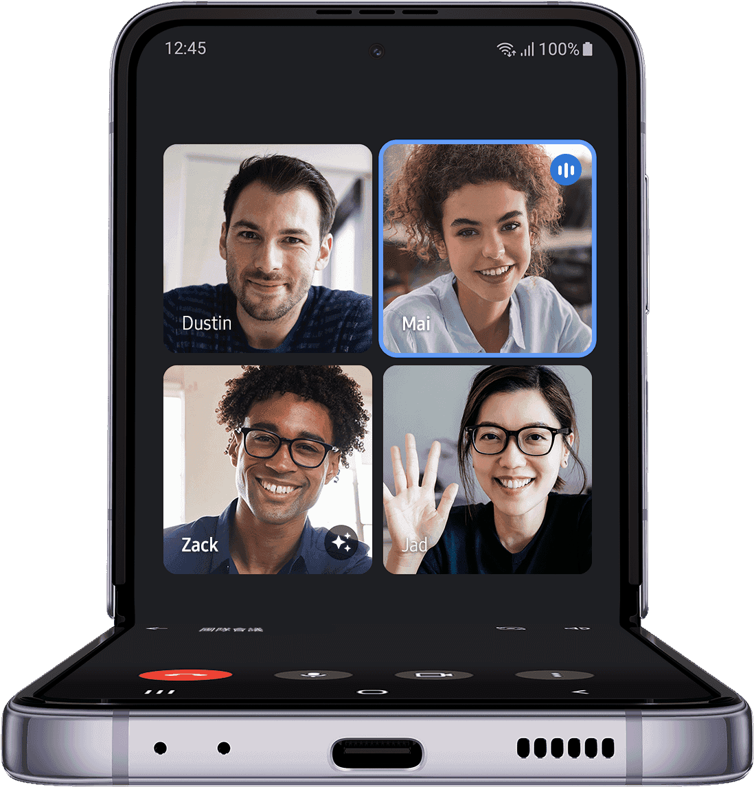 處於 Flex 模式下的 Galaxy Z Flip4，內頁螢幕上顯示有四個人正在視訊通話。