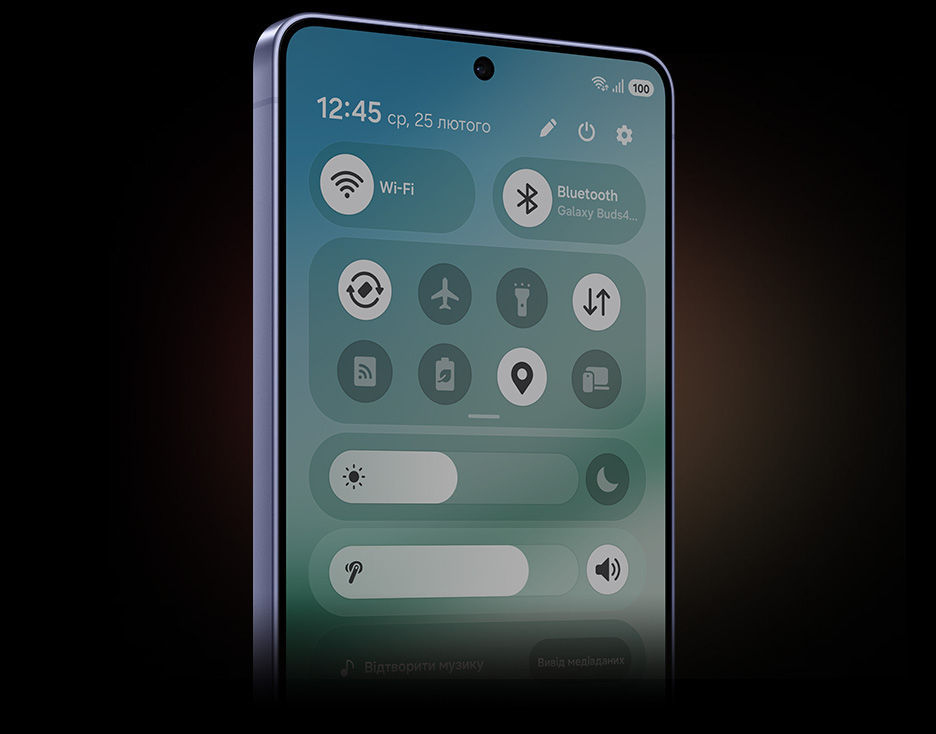 Смартфон Galaxy з відкритою панеллю швидких налаштувань на екрані, що демонструє, наскільки просто керувати Galaxy Buds4 Pro.
