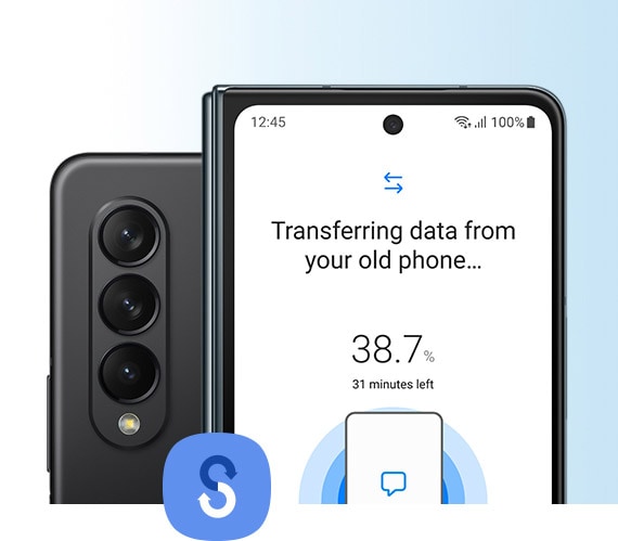 Складаний пристрій попередньої версії (вид іззаду) і складений Galaxy Fold4 (вигляд з боку зовнішнього екрана). Телефони прикладено один до одного задніми панелями. У центрі видно значок Smart Switch. На дисплеї Galaxy Fold4 відкрито програму Smart Switch, у вікні якої відображається хід передачі даних зі старого пристрою.
