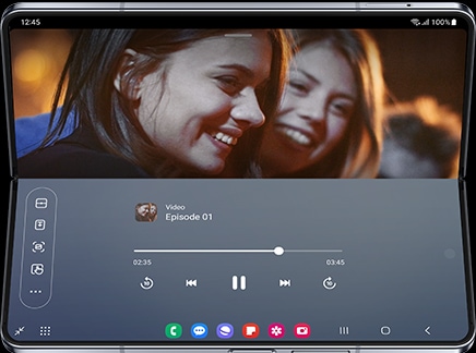 Відео відтворюється на головному екрані Galaxy Fold5 у режимі Flex. Панель Flex Mode відображає елементи керування відтворенням у нижній частині екрана.