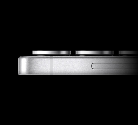 Крупний план горизонтально розташованого Galaxy S25 Ultra показано видом збоку, що демонструє його титанову рамку.