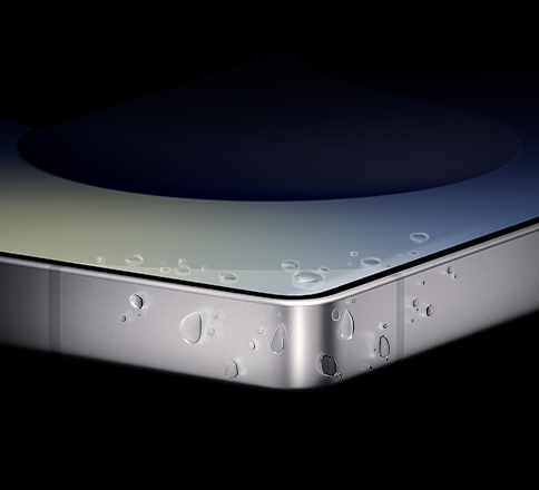 Крупним планом показано кут Galaxy S25 Ultra із краплями води на титановій рамці.