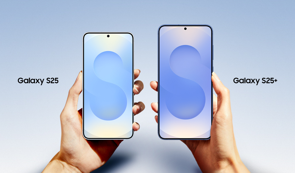 Galaxy S25 кольору крижаний блакитний та більший за розміром Galaxy S25+ кольору сапфіровий синій показано у руці, їх видно з головного екрана.