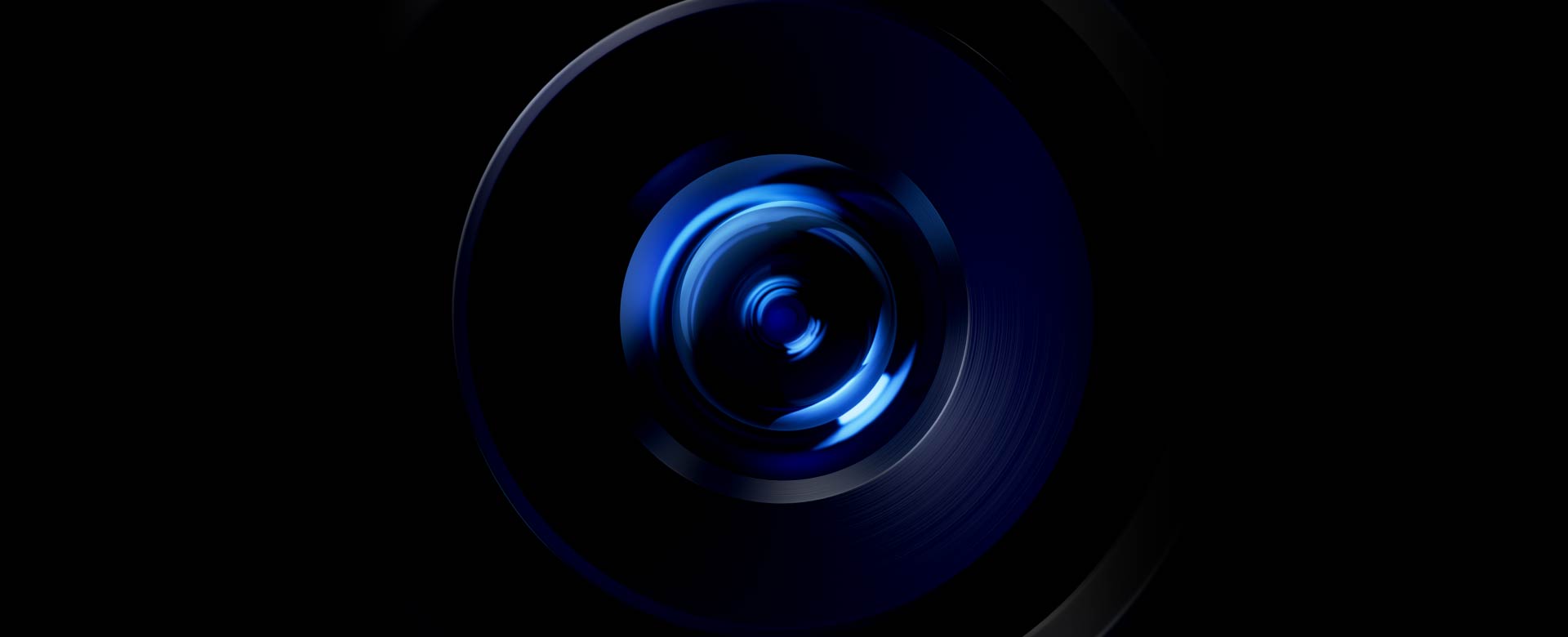 عدسة كاميرا Galaxy S25 Ultra تدور بتأثيرات ضوئية.